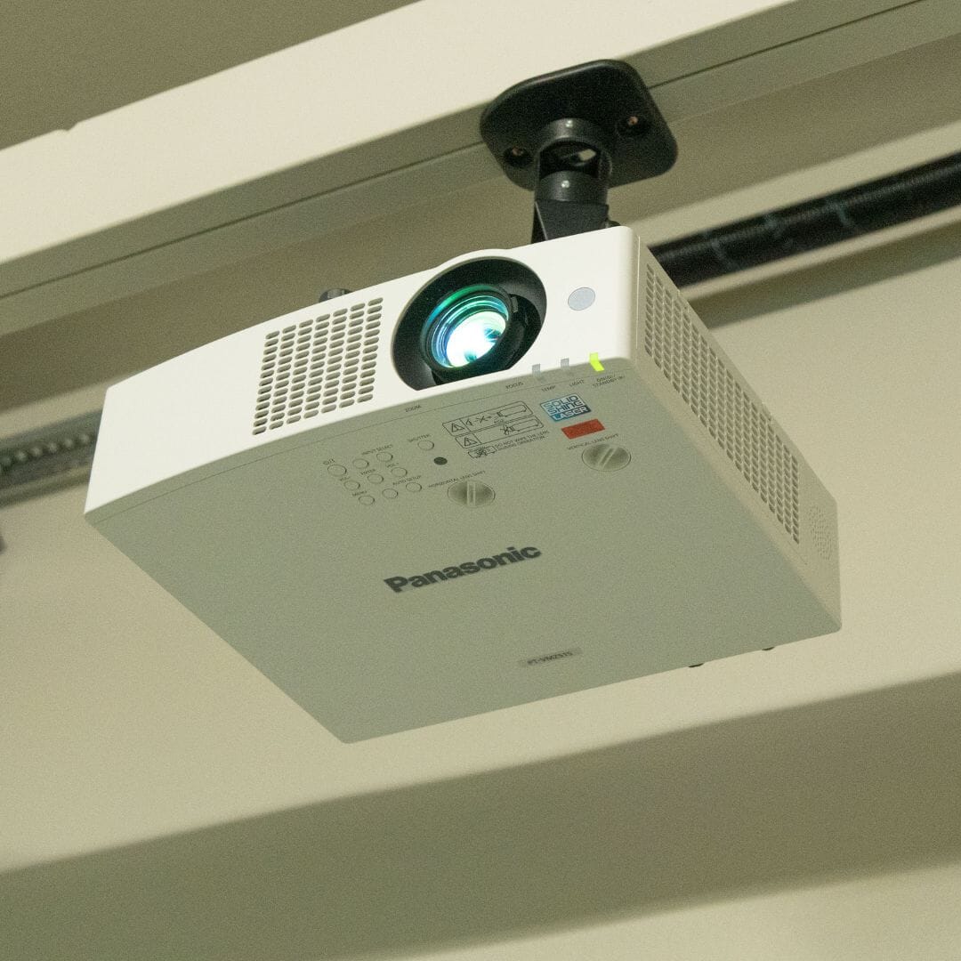 Panasonic VMZ51SU7 Golf Simulator Projector - Image 2